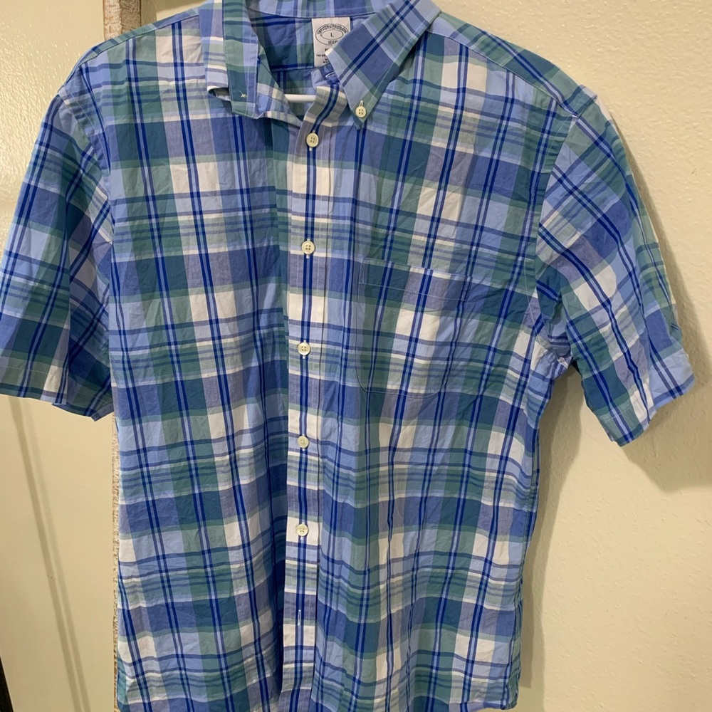 Brooks brothers but town down short sleeve shirt. Perfect for spring & summer!